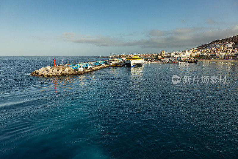 2019年5月25日，西班牙特内里费岛，洛斯克里斯蒂亚诺斯港:左边的渡轮Fred Olsen前往拉戈梅拉，在洛斯克里斯蒂亚诺斯港停靠海港